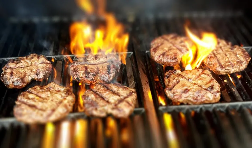 Carnes a las brasas en la parrilla